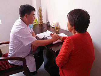 陈医师给患者诊断中