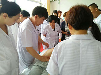 老师带学生临床中