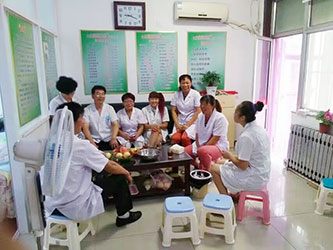 院长与学员留影