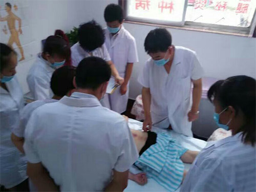院长和学生们临床中