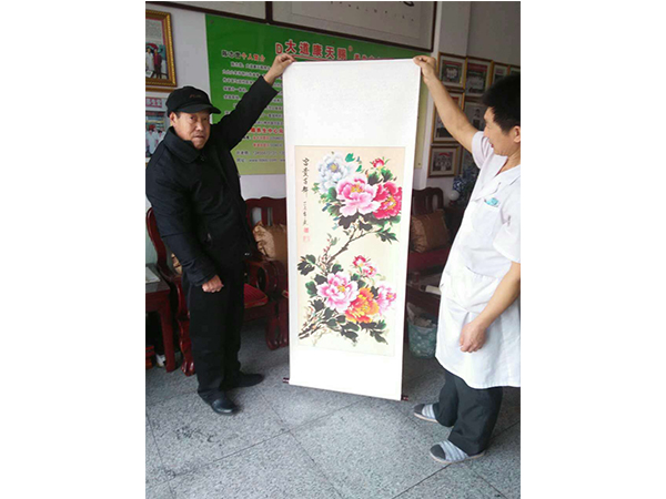 前列腺患者调理康复后赠送加盟店康天赐养生堂字画留念