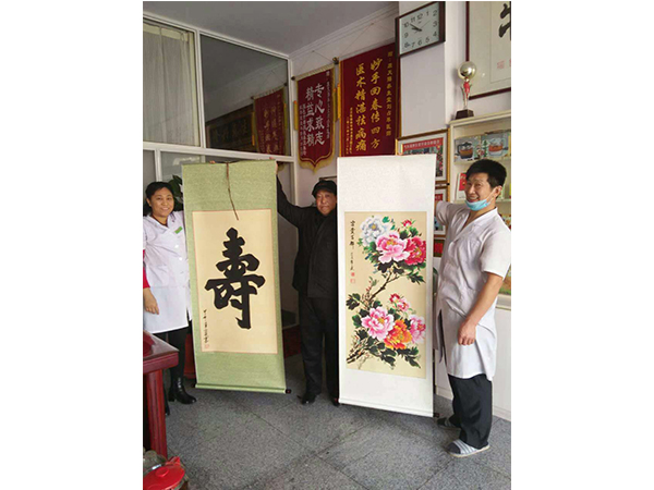 前列腺患者调理康复后赠送加盟店康天赐养生堂字画留念
