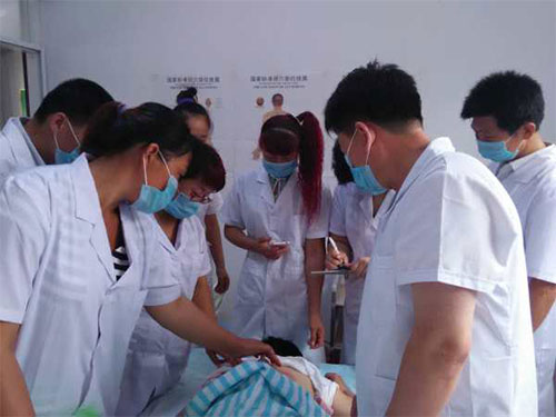 老师和学生们在临床学习中