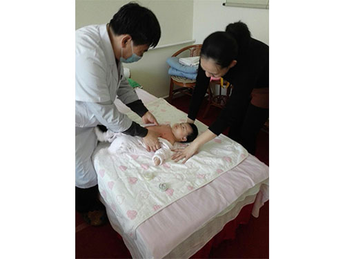 三个月小宝宝感冒发烧在调理中