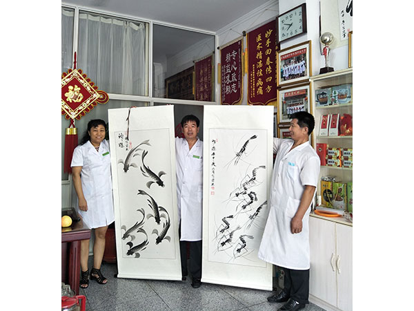 前列腺患者调理康复后赠送加盟店康天赐养生堂字画留念