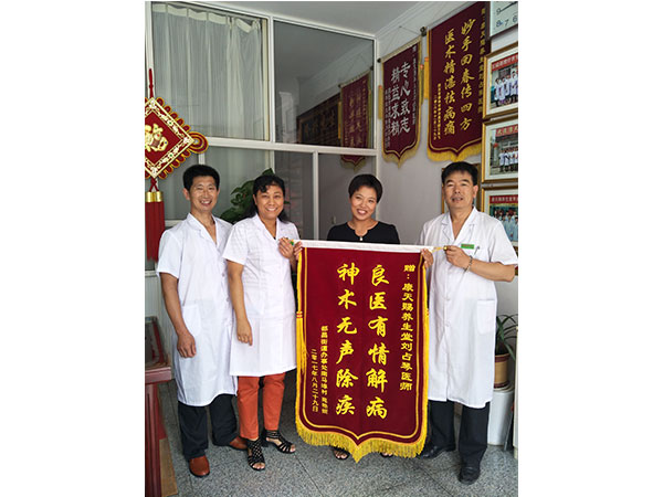 乳腺增生患者赠送加盟店康天赐养生堂留念！