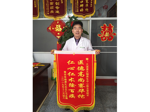 患者男四十二岁，经多家医院检查，结果是椎间盘突出，增生，血管瘤等