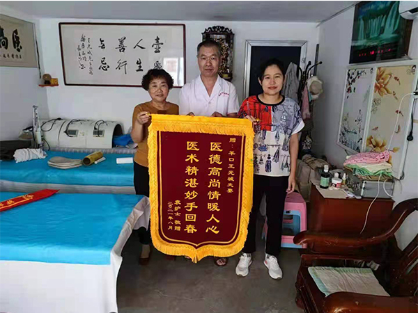 医护人员身体康复后！赠送锦旗表示留念！
